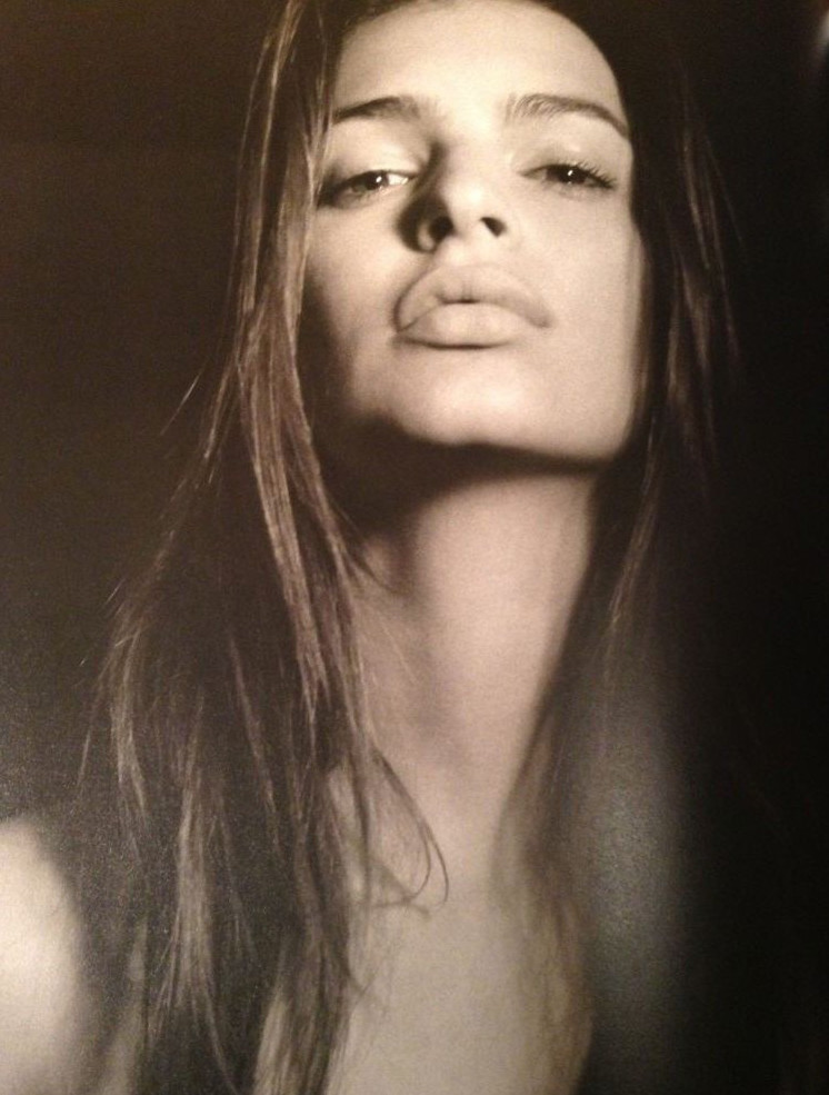 Emily Ratajkowski Nude Topless Pics  nude photo
