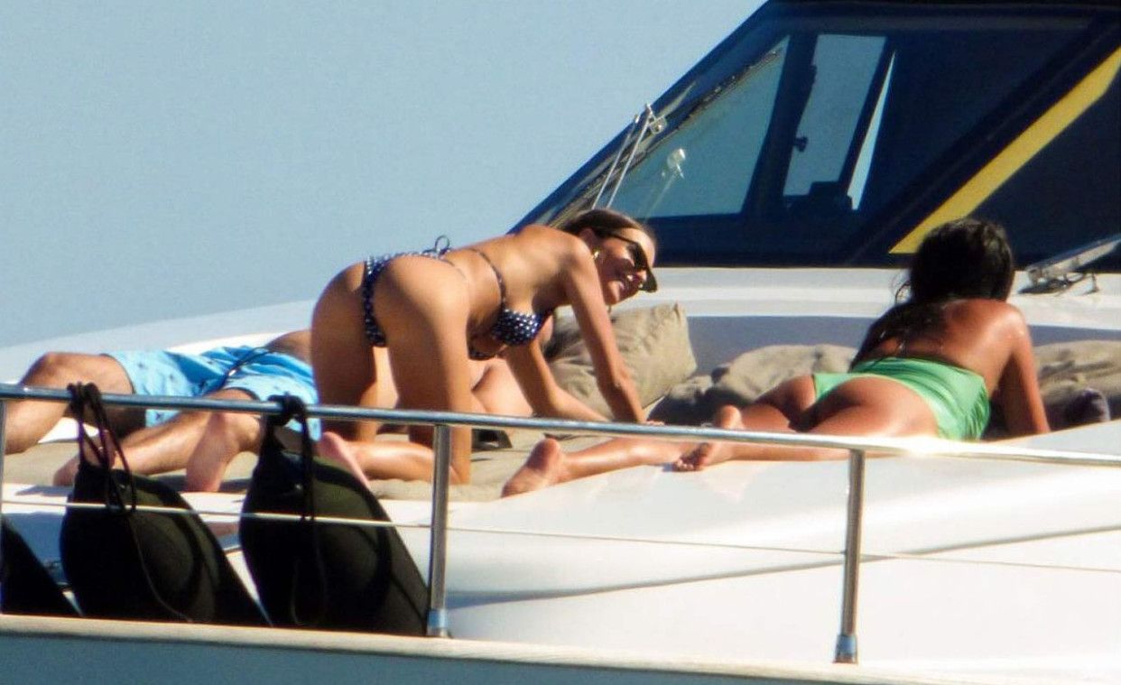 Emily Ratajkowski Pussy Slip At Mykonos  nude photo