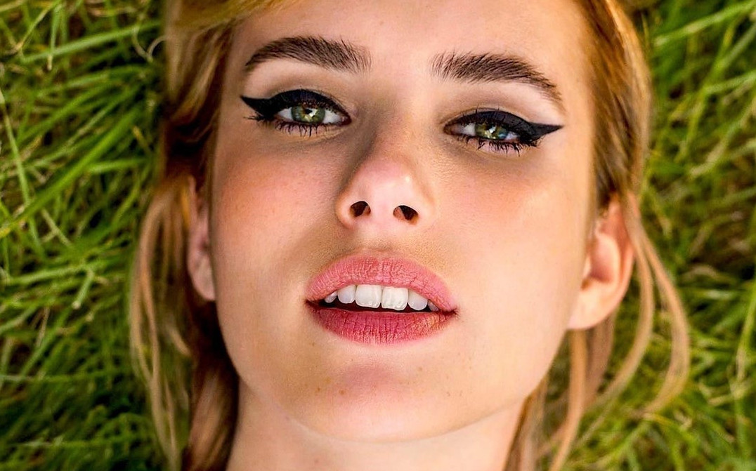 Emma Roberts  nude photo