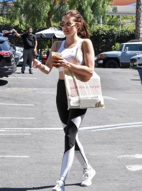 Emma Roberts  nude photo