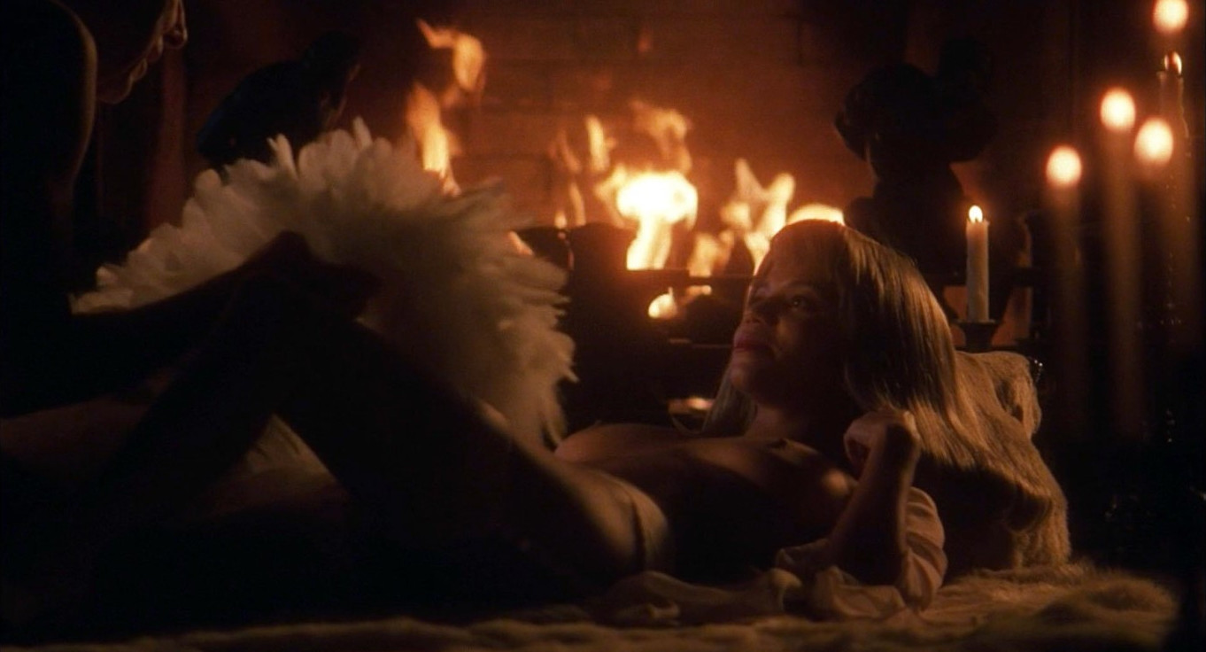 Gloria Reuben Topless Hot Boobs  nude photo