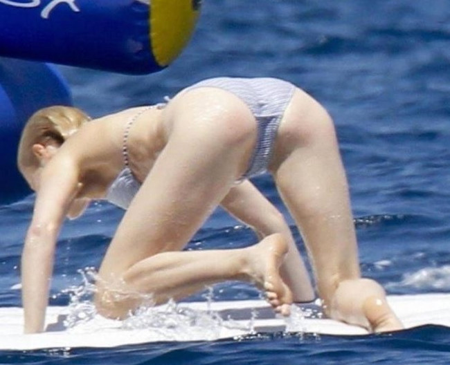 Gwyneth Paltrow Ass Bent Over Bikini  nude photo