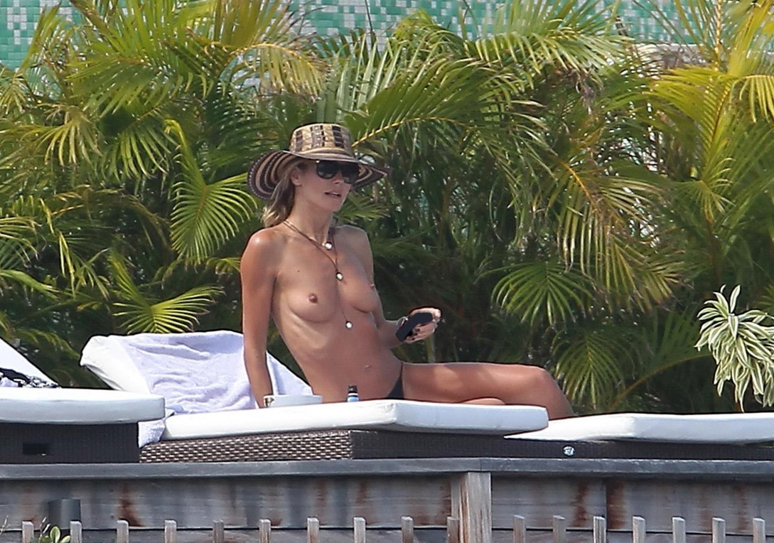 Heidi Klum Showing Nude Breasts Leaked  nude photo