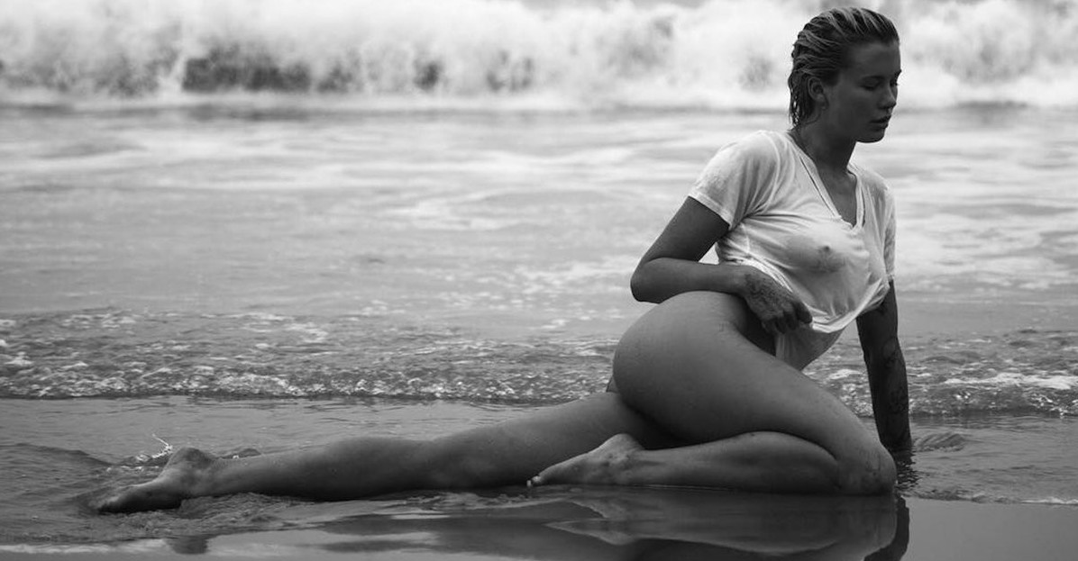 Ireland Baldwin Bottomless Sexy At Beach  nude photo