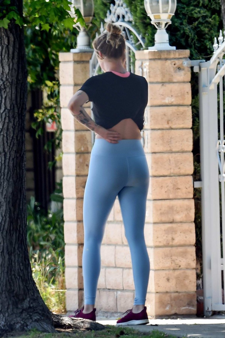 Ireland Baldwin Displays Stunning Figure In Black Crop Top And Blue Leggings While Out For A Walk In Los Angeles  nude photo