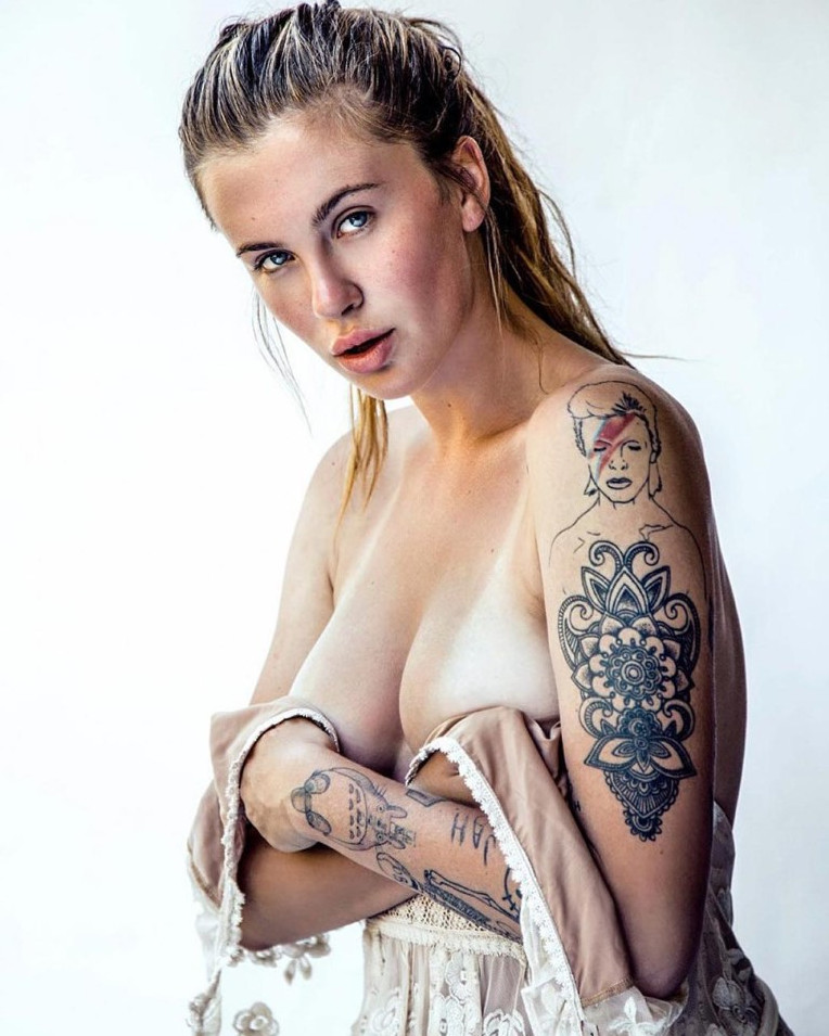 Ireland Baldwin Posing Topless Hot Natural Tits  nude photo