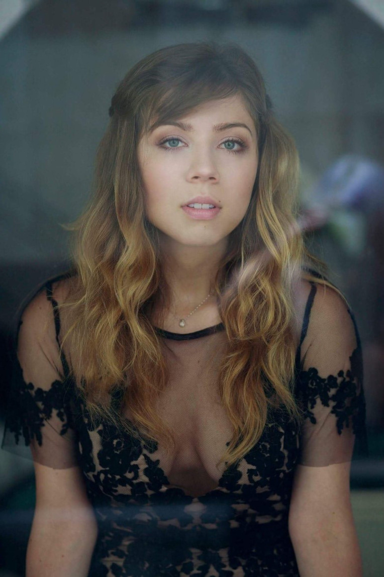 Jennette McCurdy  nude photo