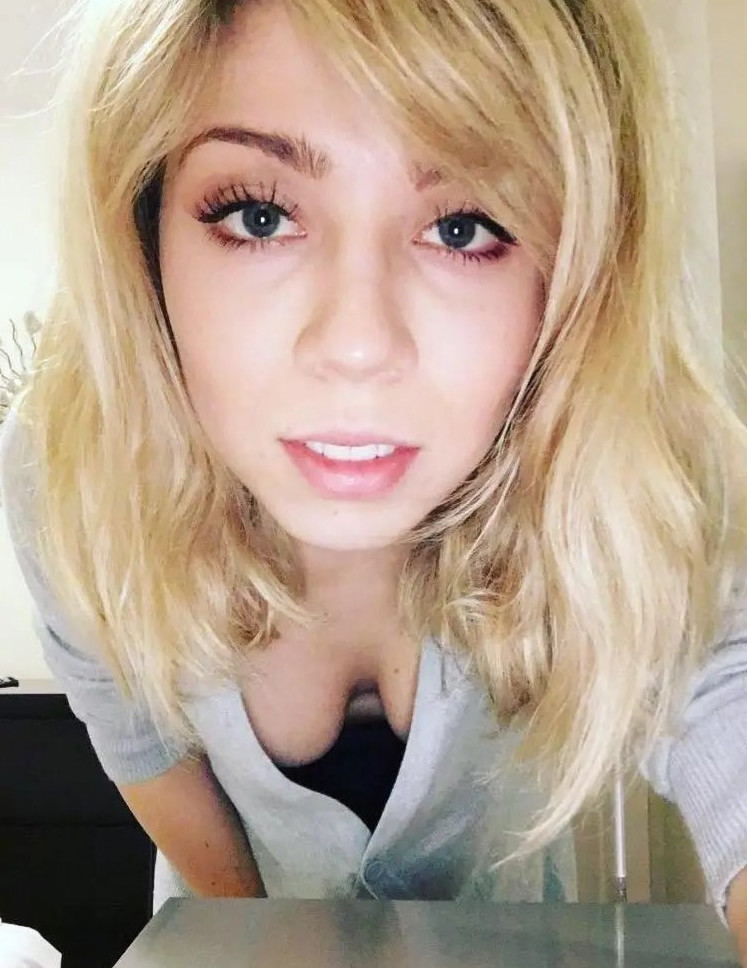 Jennette McCurdy Loves Showing Off Her Perfect Cleavage  nude photo
