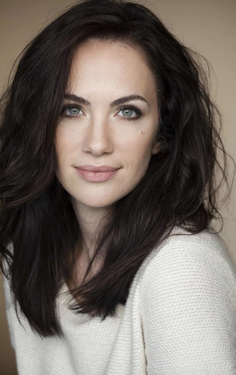 Kate Siegel Beautiful Actress  nude photo