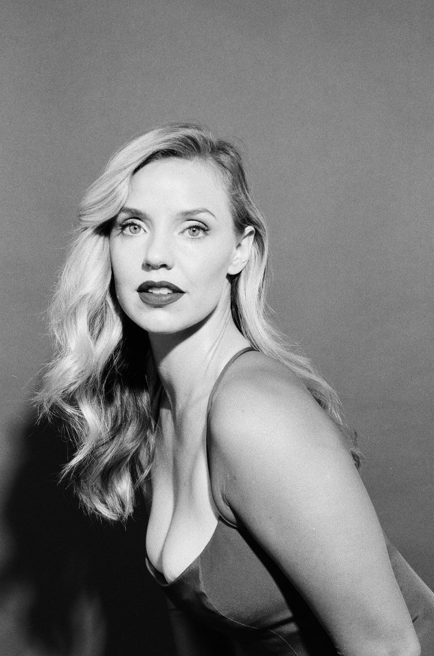 Kelli Garner  nude photo