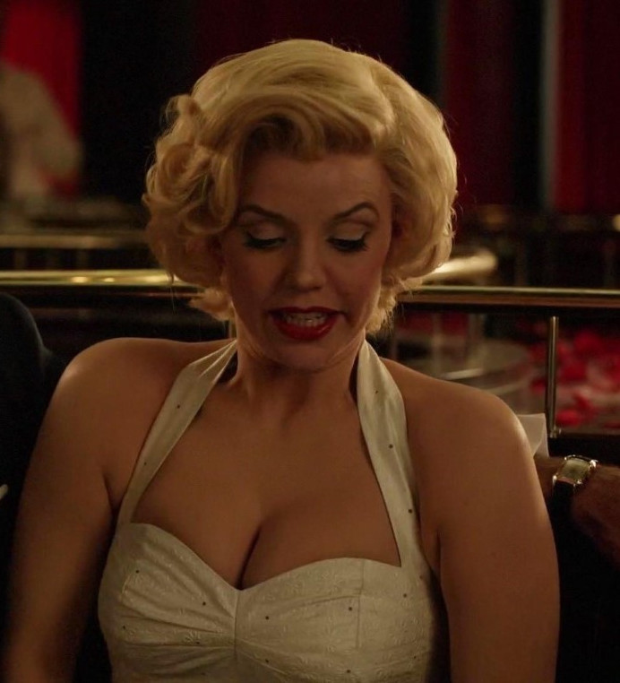 Kelli Garner Huge Boobs Sexy Cleavage  nude photo