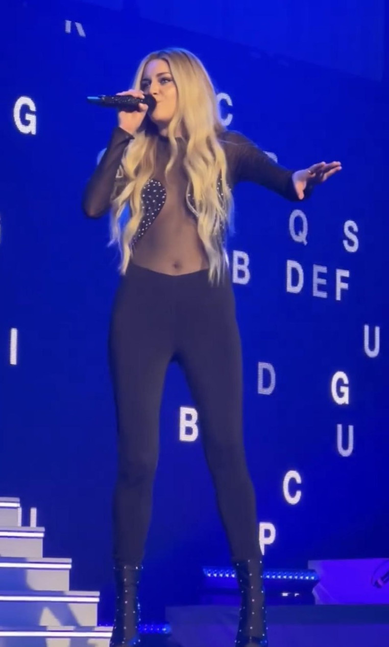 Kelsea Ballerini Sexy In Leggings While Performing  nude photo