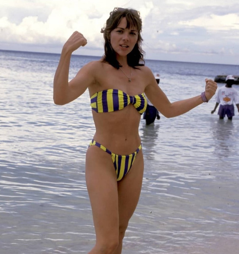 Kim Cattrall  nude photo