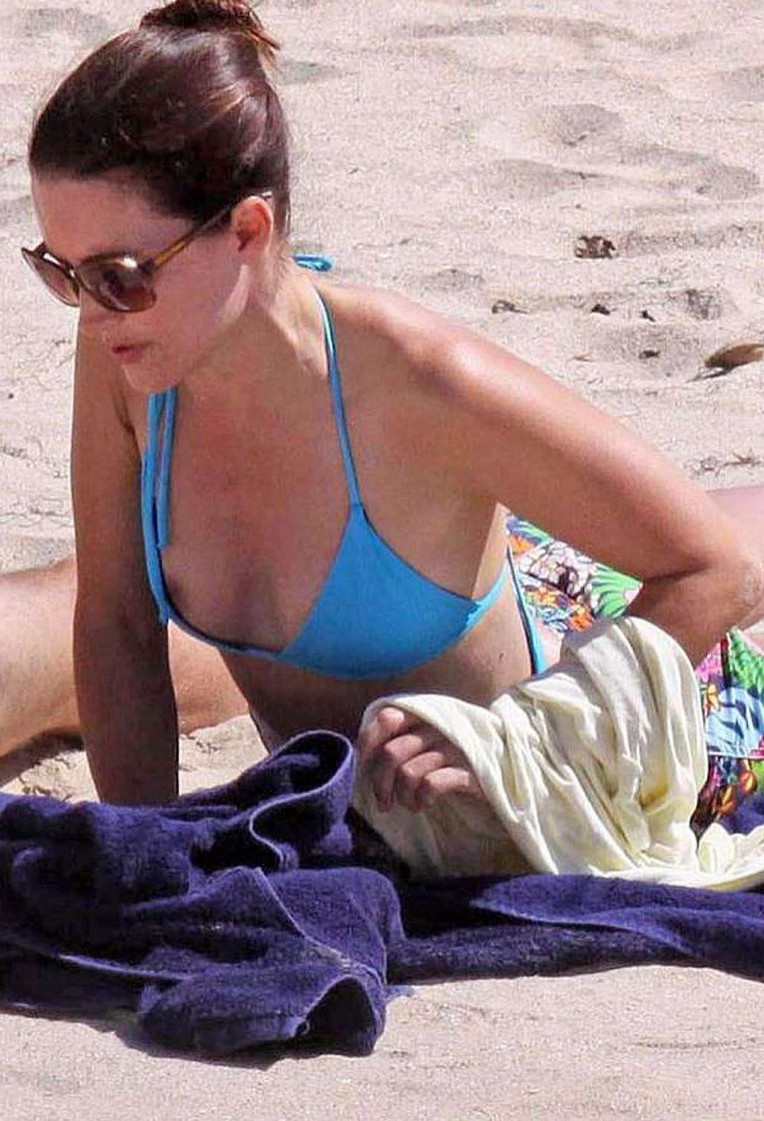Kristin Davis Nude Nipples At Beach  nude photo