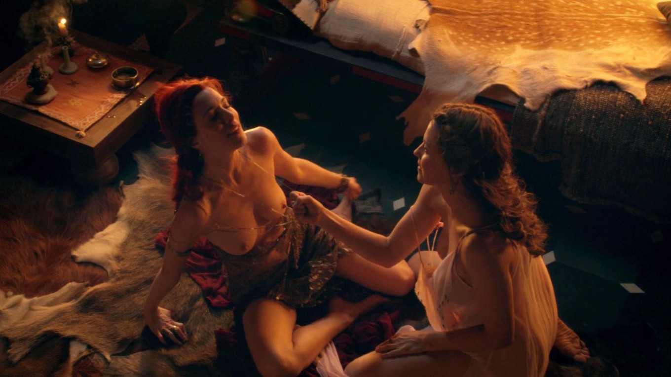 Lucy Lawless  nude photo