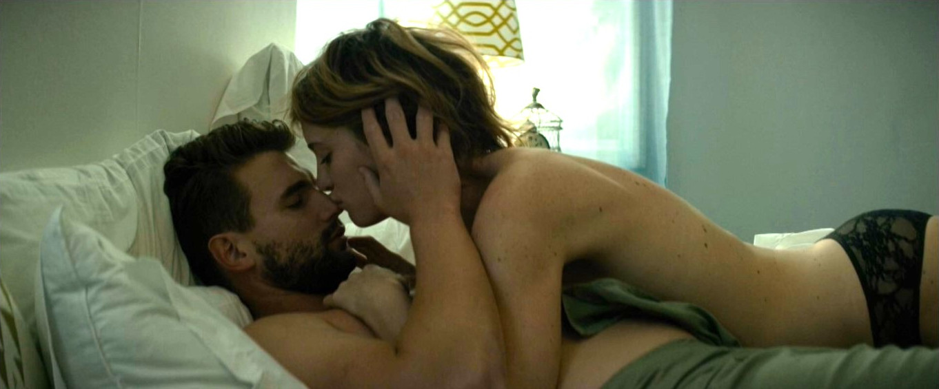 Mackenzie Davis  nude photo