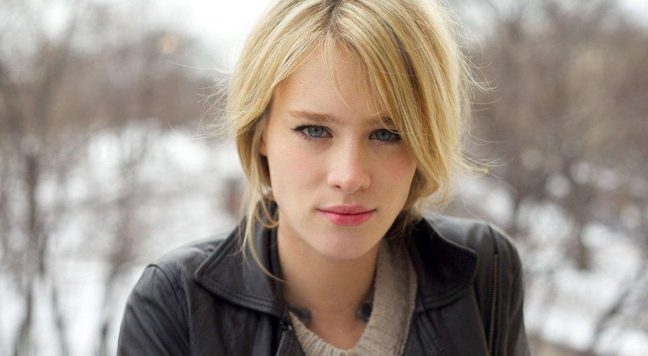 Mackenzie Davis  nude photo