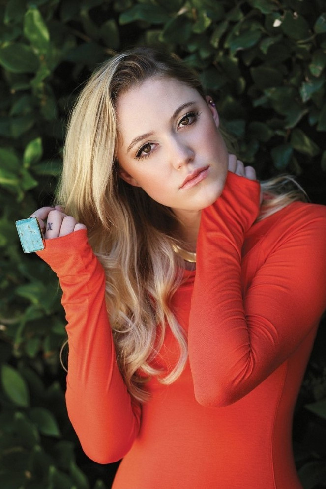 Maika Monroe Gorgeous Actress  nude photo