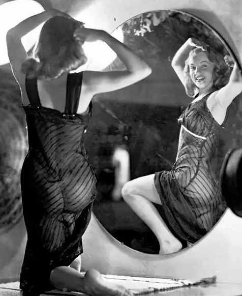 Marilyn Monroe By Earl Moran C  nude photo