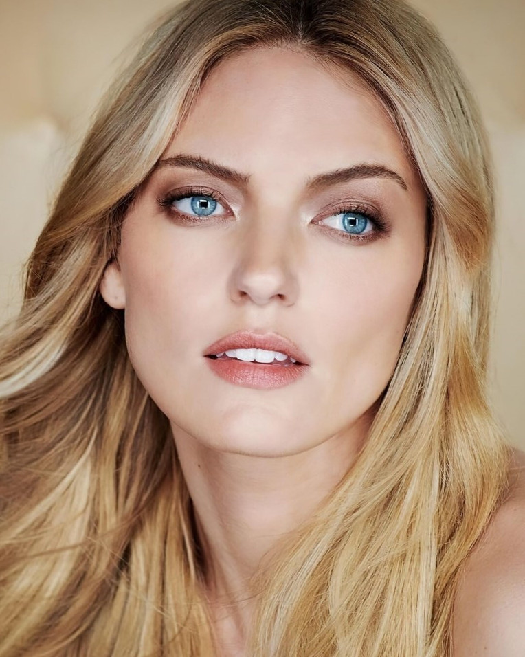 Martha Hunt  nude photo