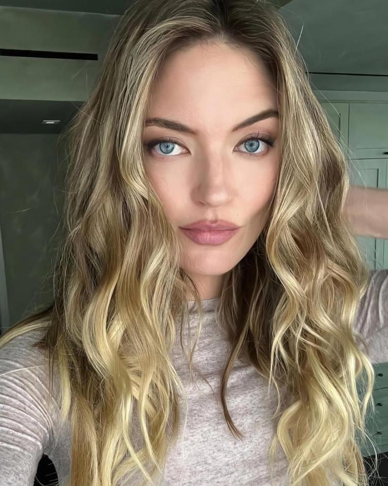 Martha Hunt  nude photo