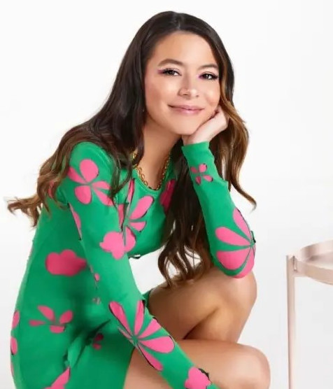 Miranda Cosgrove  nude photo