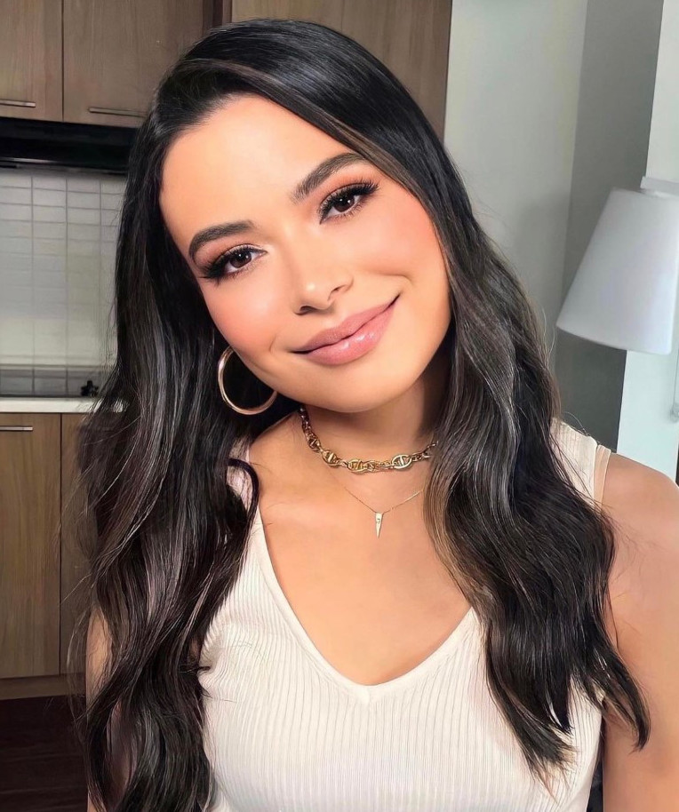 Miranda Cosgrove is so pretty actress  nude photo