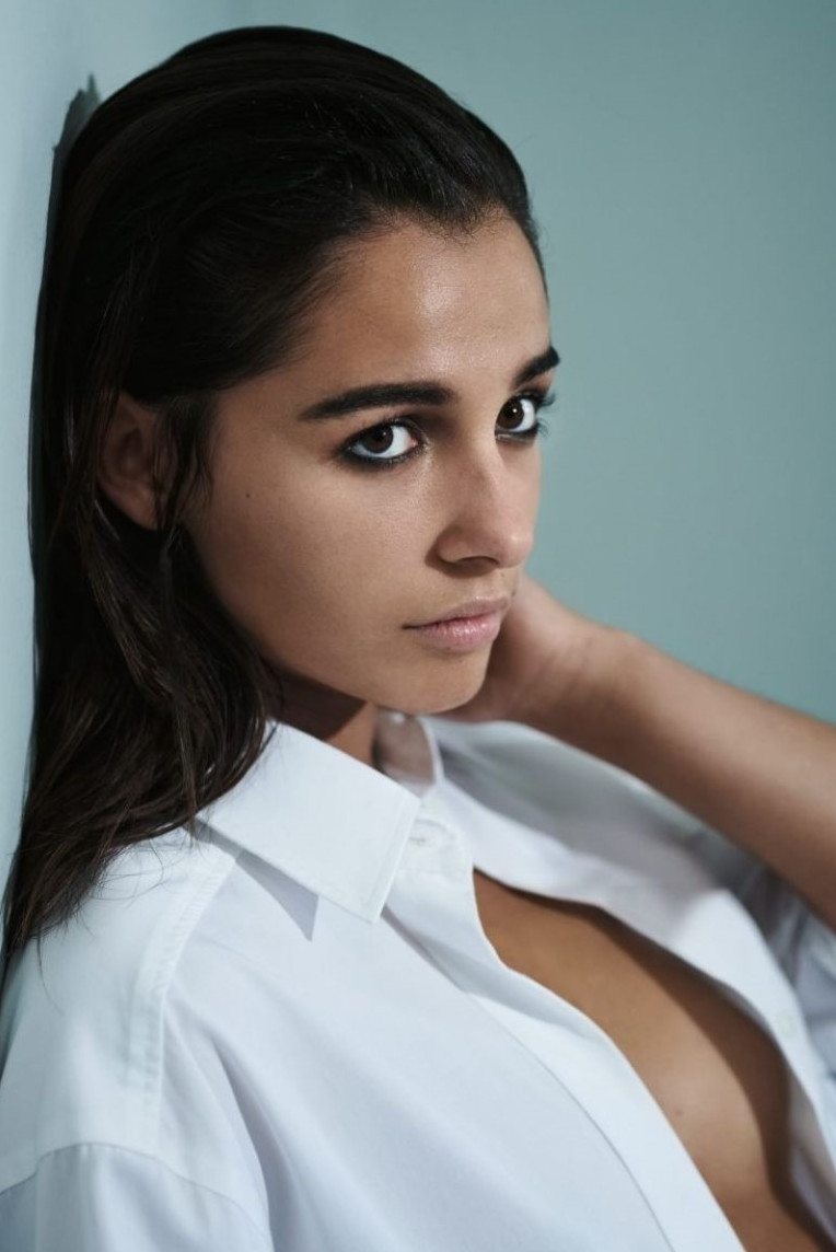 Naomi Scott  nude photo