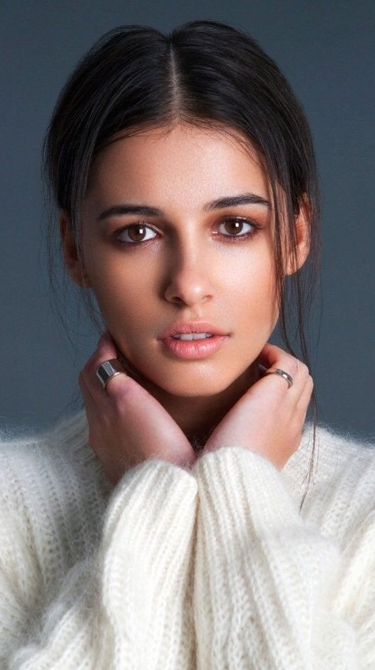 Naomi Scott  nude photo
