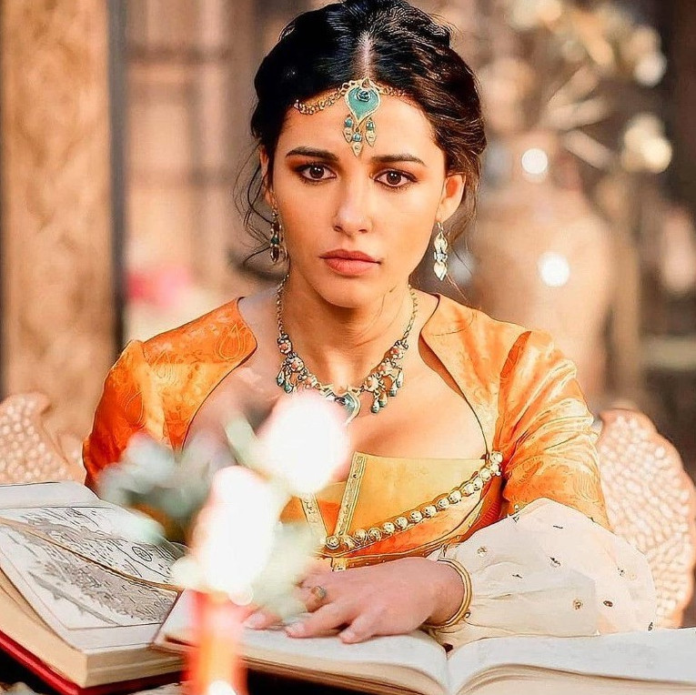Naomi Scott  nude photo
