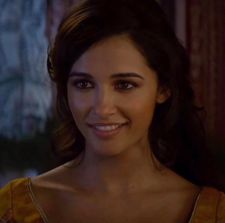 Naomi Scott  nude photo