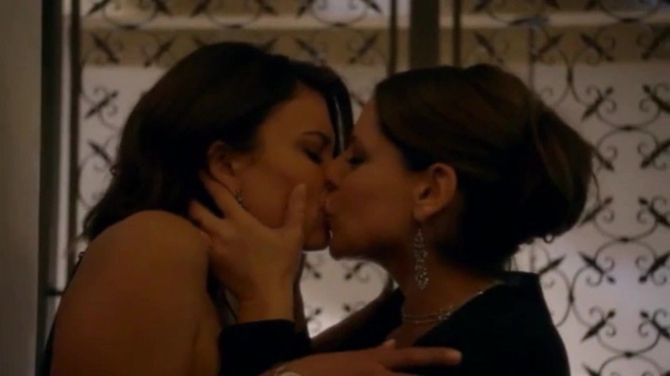 Nathalie Kelley Kissing Lesbian Scene  nude photo