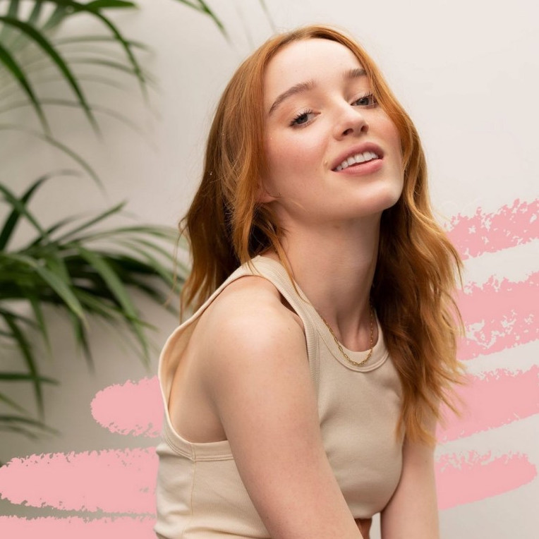 Phoebe Dynevor  nude photo