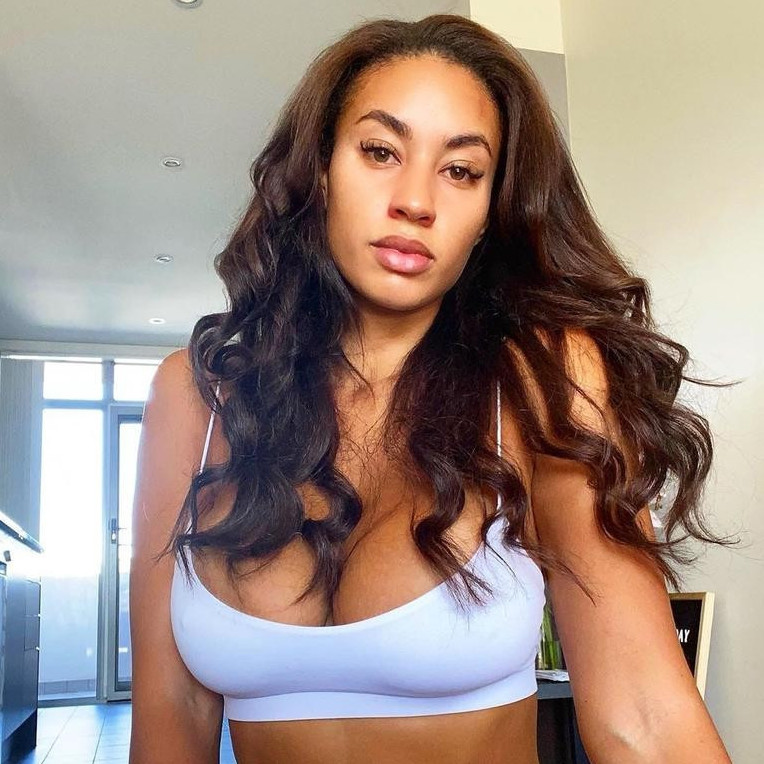 Phoebe Thompson  nude photo