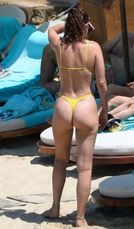 Rumer Willis Sexy Big Ass In Yellow Thong  nude photo