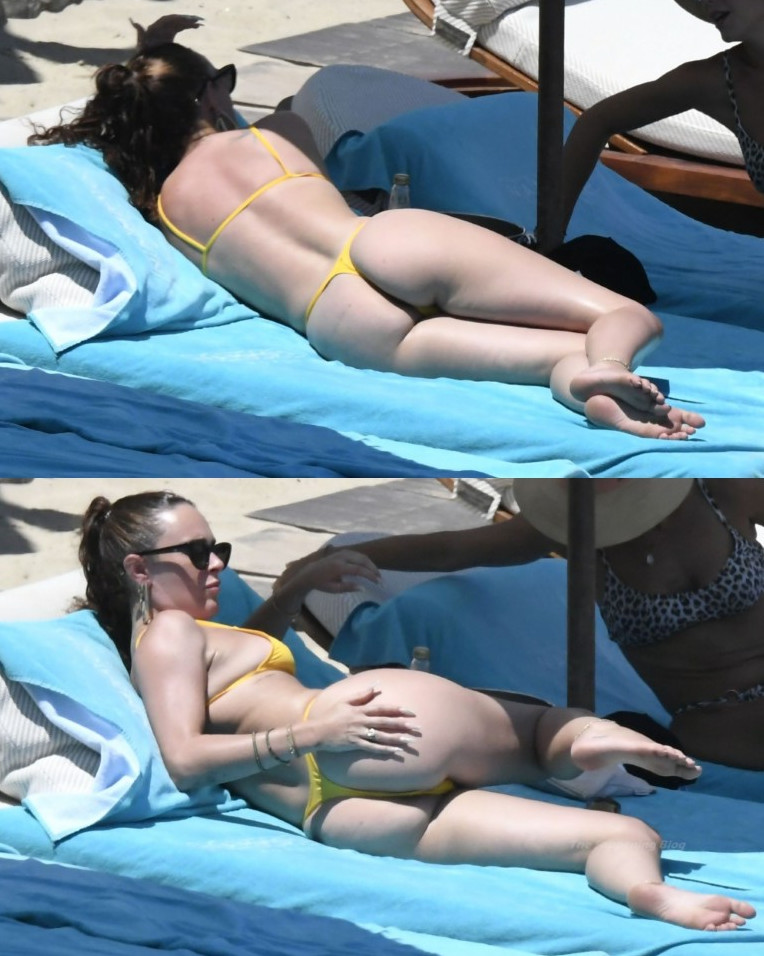 Rumer Willis Showing Sexy Booty  nude photo