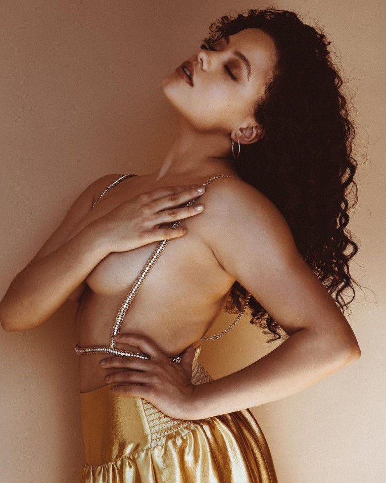 Sarah Jeffery  nude photo