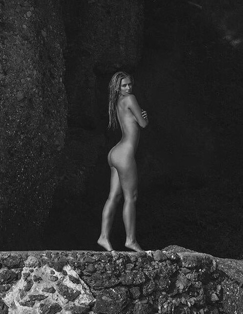 Skyler Simpson Posing Naked Blonde Sexy Girl  nude photo