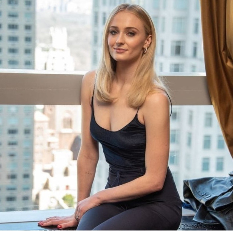 Sophie Turner  nude photo