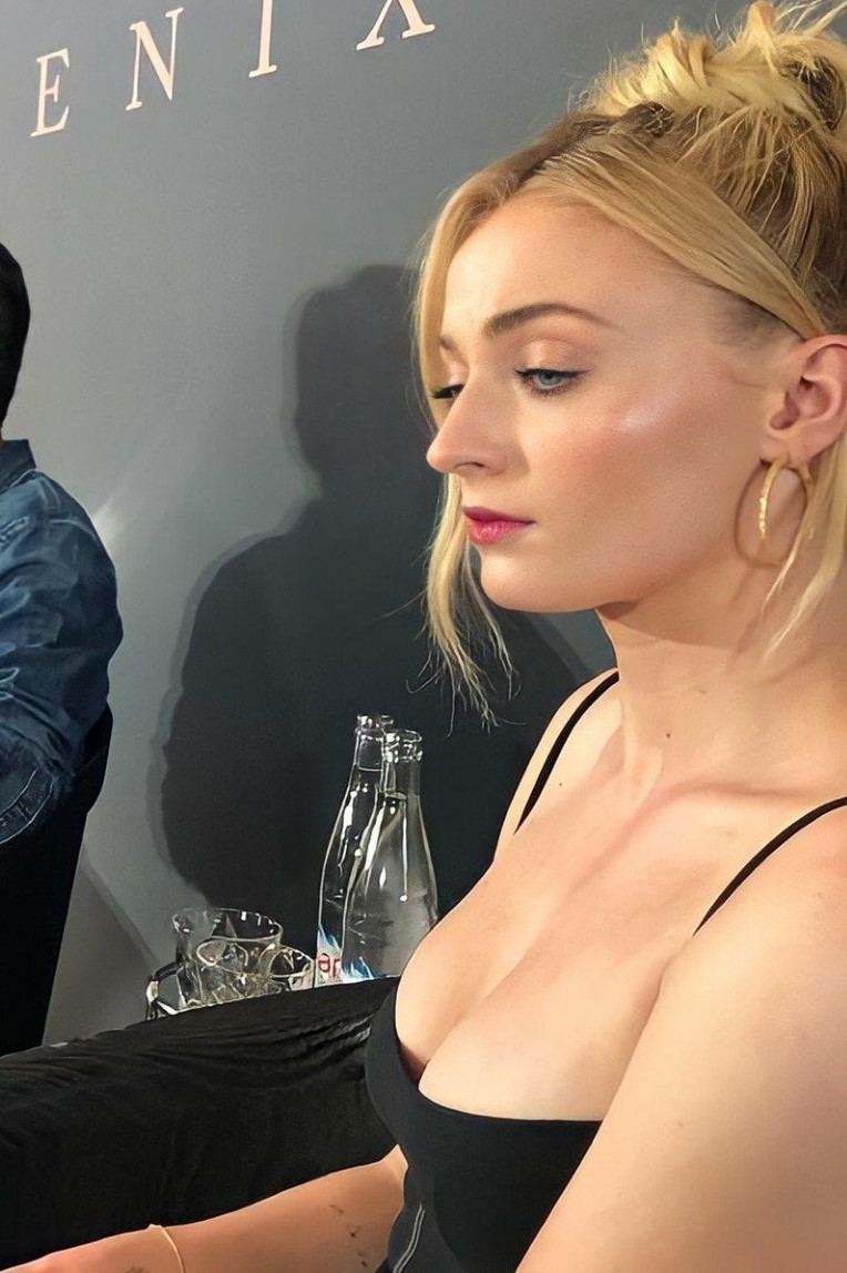 Sophie Turner  nude photo
