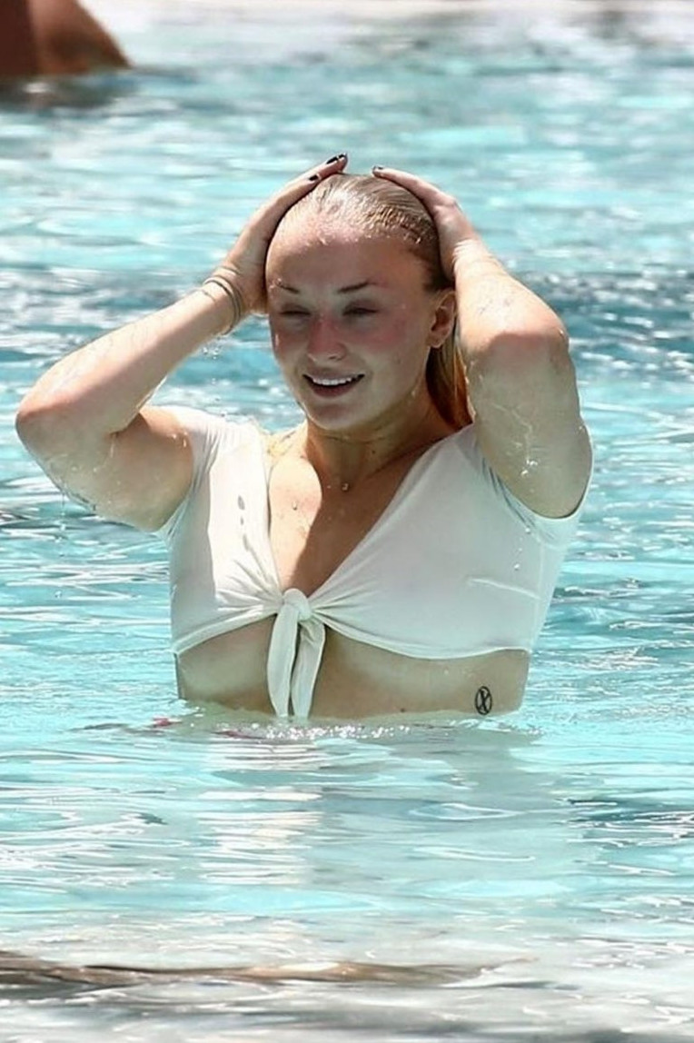 Sophie Turner  nude photo