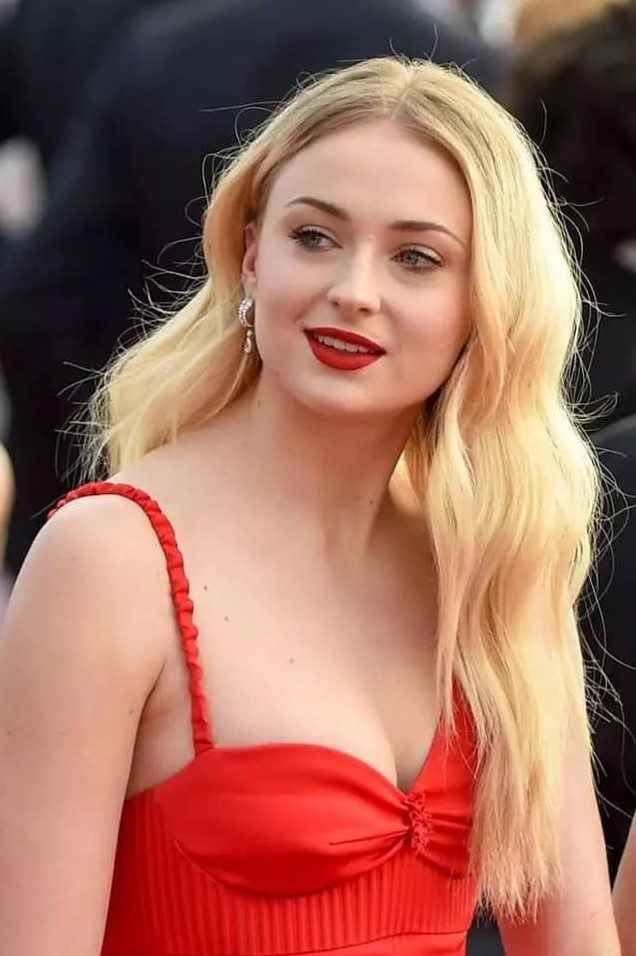 Sophie Turner  nude photo