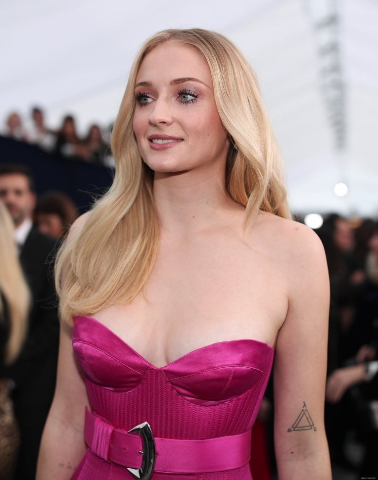 Sophie Turner Big Tits Braless  nude photo