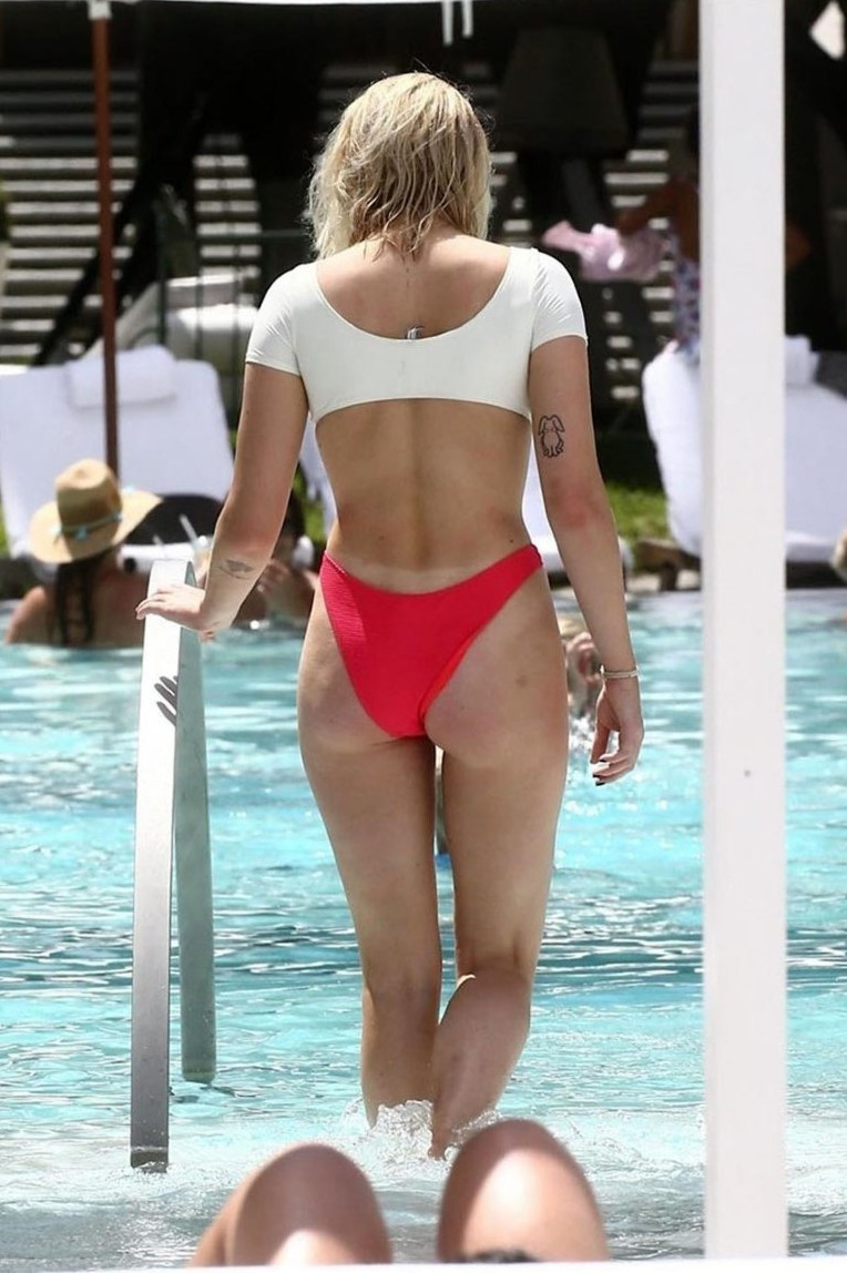 Sophie Turner Hot Ass In Bikini  nude photo