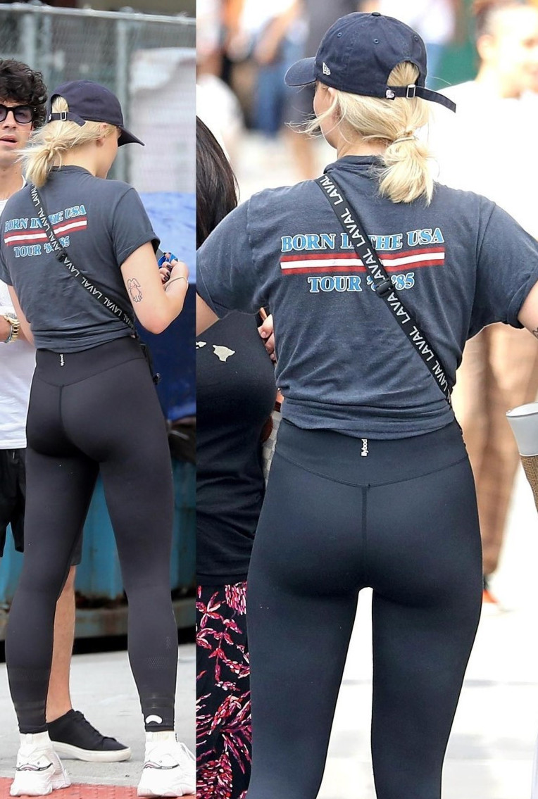 Sophie Turner Sexy Ass In Tight Leggings  nude photo