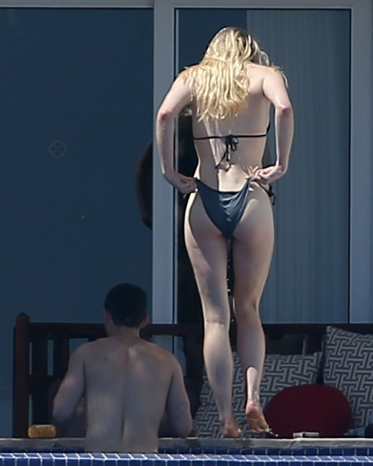 Sophie Turner Sexy Booty In Bikini  nude photo