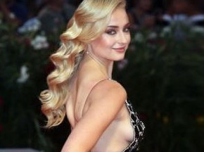 Sophie Turner Sideboob In A Low Cut Dress  nude photo