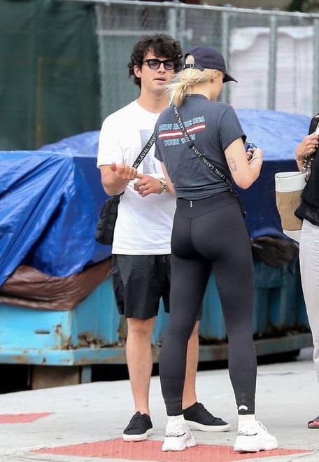 Sophie Turner Tight Butt In Leggings  nude photo