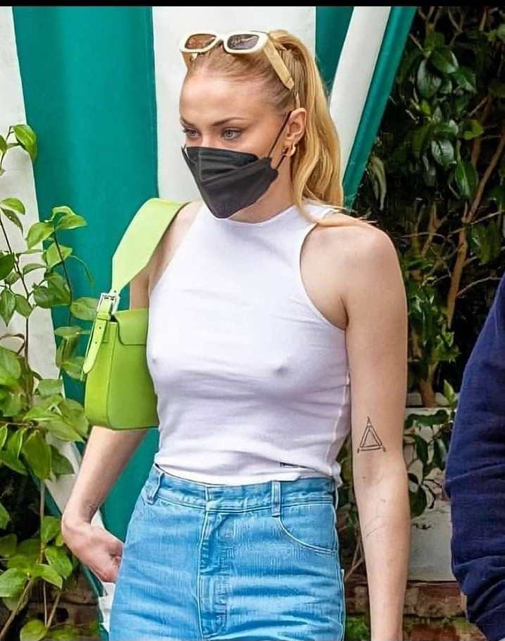 Sophie Turner Tits See Through Hot Actress  nude photo