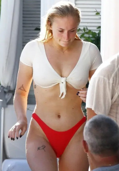 Sophie Turners Bikini Body  nude photo